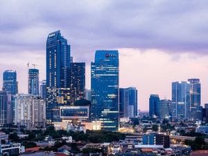 Pekerja Perbankan DKI Tuntut Upah Naik 30 Persen, Sandi: Ketinggian