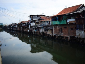 Banjir Melanda Sejumlah Permukiman Dekat Sungai di Jakarta