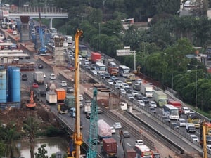 Petugas Masih Berlakukan Contraflow di Tol Jakarta-Cikampek