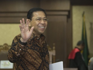 Setya Novanto Tersenyum Usai Hakim Tipikor Kabulkan Permintaannya