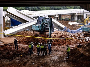 Flyover Proyek Tol Depok-Antasari Roboh