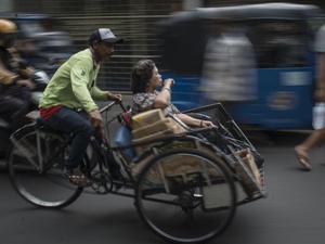 Cerita Tukang Becak yang Belasan Tahun Bertahan di Jakarta