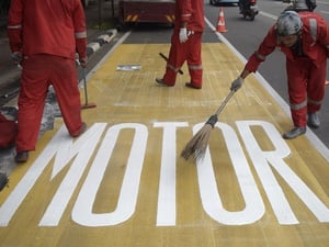 Pengerjaan Jalur Kuning Khusus Pengendara Sepeda Motor