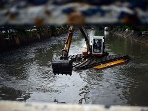 Pengerukan Lumpur Sungai Ciliwung