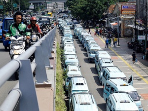 Aksi Sopir Angkot Tanah Abang Menutup Jalan Jatibaru