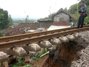 Longsor Bikin Rel Kereta "Melayang"