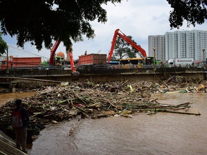 Pembersihan Sampah Dampak Banjir di Kampung Melayu.