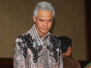 Ganjar Pranowo Ditolak Bersalaman dengan Anggota Panwas Jepara