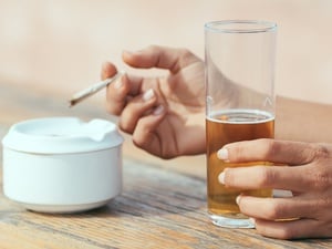 Alkohol dan Ganja, Mana Lebih Berbahaya?