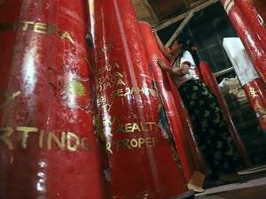 Geliat Produksi Lilin Merah Jelang Imlek