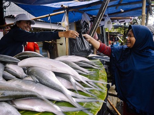 "Pasar Kaget" Penjual Ikan Bandeng di Rawa Belong