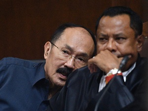 Fredrich Yunadi Adukan Heru Winarko & Direktur KPK ke Propam Polri