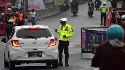 Polisi Terapkan Sistem Satu Arah Situasional di Jalur Puncak Polisi Terapkan Sistem Satu Arah Situasional di Jalur Puncak