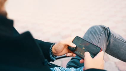 Ilustrasi Bermain Game di Ponsel