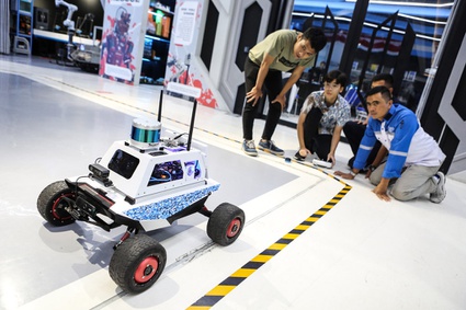 Mahasiswa Sekolah Tinggi Ilmu Pelayaran mencoba robot yang dirakitnya saat AI and Robotic Innovation Expo 2024 di Pluit Village Mall, Jakarta, Jumat (25/10/2024). ANTARA FOTO/Asprilla Dwi Adha AI and Robotic Innovation Expo 2024