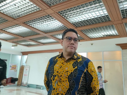 Wakil Ketua Komisi I DPR RI, Dave Laksono diwawancara awak media di Kompleks Parlemen, Senayan, Jakarta, Senin (4/11/2024). tirto.id/Fransiskus Adryanto Pratama Dave Laksono