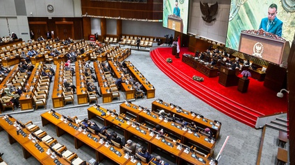 Sejumlah anggota DPR mengikuti rapat paripurna ke-17 masa persidangan III Tahun Sidang 2024-2025 di Kompleks Parlemen, Senayan, Jakarta, Kamis (17/4/2025). ANTARA FOTO/Rivan Awal Lingga/foc. Rapat paripurna pembukaan masa sidang DPR