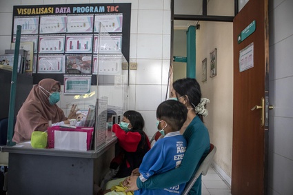 Seorang wanita bersama anaknya menjalani skrining Tuberkulosis (TBC) di UPTD Puskesmas Garuda, Bandung, Jawa Barat, Rabu (14/5/2025). Kementerian Kesehatan (Kemenkes) berupaya untuk menanggulangi penyakit tuberkulosis melalui sejumlah program yang mencakup upaya peningkatan temuan kasus, pengobatan, pencegahan hingga promosi kesehatan pada 2025 dengan total kebutuhan anggaran sebesar Rp2,4 triliun. ANTARA FOTO/Abdan Syakura Program penanggulangan TBC 2025