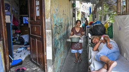 Warga berjalan di kawasan padat penduduk di Menteng, Jakarta, Kamis (15/5/2025). ANTARA FOTO/Sulthony Hasanuddin/bar Jumlah keluarga menempati rumah tidak layak huni