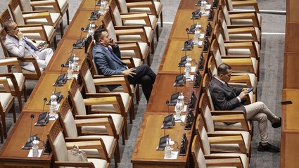 Sejumlah anggota DPR mengikuti Rapat Paripurna DPR RI ke-23 Masa Persidangan IV Tahun Sidang 2024-2025 di Kompleks Parlemen, Senayan, Jakarta, Selasa (8/7/2025). ANTARA FOTO/Dhemas Reviyanto/tom. Rapat Paripurna DPR ke-23