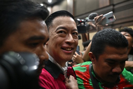 Terdakwa kasus dugaan korupsi impor gula, Thomas Trikasih Lembong atau Tom Lembong (tengah) meninggalkan ruang sidang usai pembacaan vonis di Pengadilan Tipikor, Jakarta, Jumat (18/7/2025). Majelis hakim menjatuhkan vonis empat tahun enam bulan penjara, denda Rp750 juta subsider enam bulan kurungan kepada mantan menteri perdagangan itu. ANTARA FOTO/Bayu Pratama S/sgd/tom. Tom Lembong divonis empat tahun enam bulan penjara