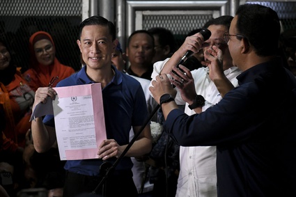 Mantan Menteri Perdagangan Thomas Trikasih Lembong atau Tom Lembong menunjukan berkas Keppres saat keluar dari Rutan Cipinang, Jakarta, Jumat (1/8/2025). Tom Lembong bebas dari proses hukum yang sedang ia jalani setelah mendapatkan abolisi dari Presiden Prabowo Subianto.. ANTARA FOTO/Hafidz Mubarak A/bar Tom Lembong dibebaskan