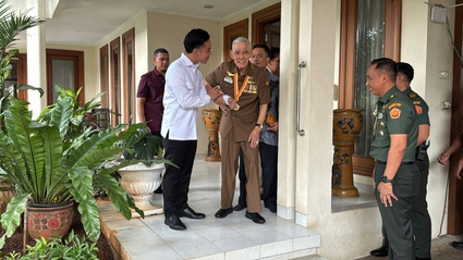 Wapres Gibran Rakabuming Raka melakukan silaturahmi ke kediaman Wapres Republik Indonesia ke-6, Jenderal (Purn) Try Sutrisno, Rabu (13/8/2025). Foto/Dok. Setwapres. Gibran Rakabuming Raka