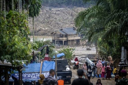Warga mengambil bantuan di Desa Lubok Pusaka, Kecamatan Langkahan, Aceh Utara, Aceh, Selasa (9/12/2025). ANTARA FOTO/Bayu Pratama S/rwa. Desa Lubok Pusaka luluh lantak akibat bencana banjir bandang