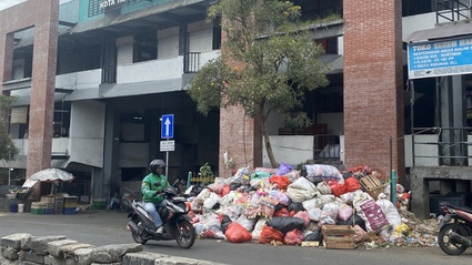 Tumpukan Sampah di Tangerang Selatan