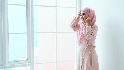 7 Ide Baju ke Pesta Pernikahan yang Simple dan Elegan