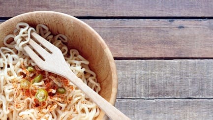 Benarkah Mie Instan Butuh Berhari-hari untuk Dicerna?