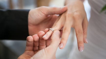 Apa Perbedaan Lamaran dan Tunangan?