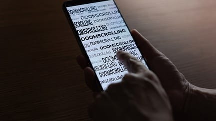 Lurking: Mengamati Konten Medsos Tanpa Komentar atau Interaksi