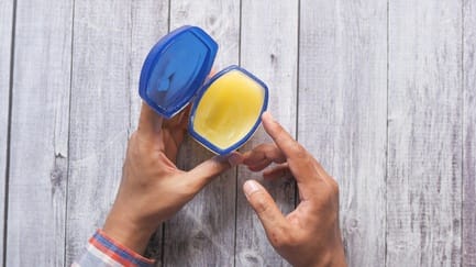 Inilah 20 Manfaat Vaseline Repairing Jelly yang Perlu Kamu Tahu