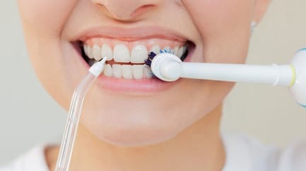 Water Flosser atau Sikat Gigi Dulu? Jangan Sampai Salah!