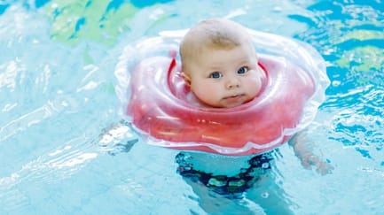 7 Rekomendasi Pelampung Bayi yang Bagus dan Aman