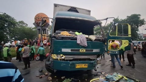 4 Orang Terluka Ditabrak Truk Kontainer Ugal-ugalan di Tangerang