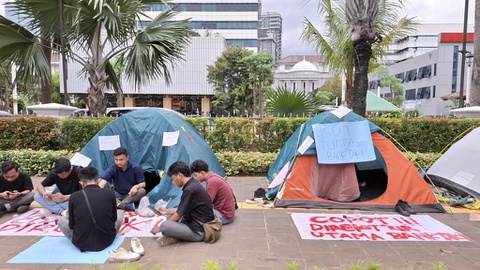 Warga Berkemah di Depan Balai Kota Tuntut Kasus Bank DKI Diusut