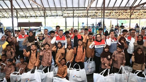Pertamina Bagikan Bantuan Paket Seragam Sekolah di Balikpapan