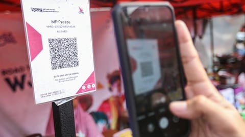 Warung Kecil, QRIS & Jalan Panjang Digitalisasi Pembayaran di RI