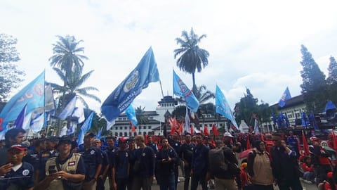 Mengapa Banyak Terjadi PHK Industri Padat Karya di Jawa Barat?