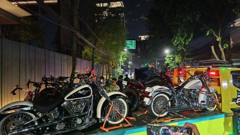 KPK Angkut Mobil hingga Motor Mewah dari Rumah Silmy Karim