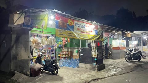 Penjaga Nyala Malam: Kisah di Balik Etalase 24 Jam Warung Madura