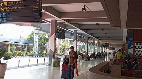 Saat Abu Vulkanik Anak Krakatau Ubah Situasi di Bandara Halim