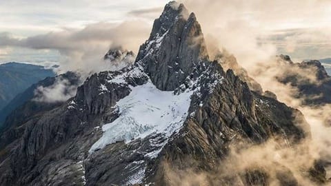 Menghitung Mundur Lenyapnya Salju Abadi di Papua