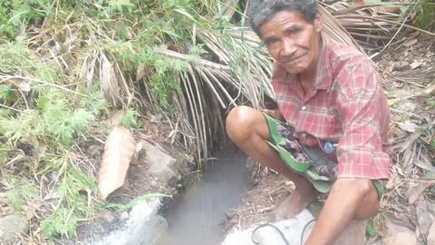 Nestapa Warga Sikka: Bertahan dengan Air Keruh dari Celah Batu.