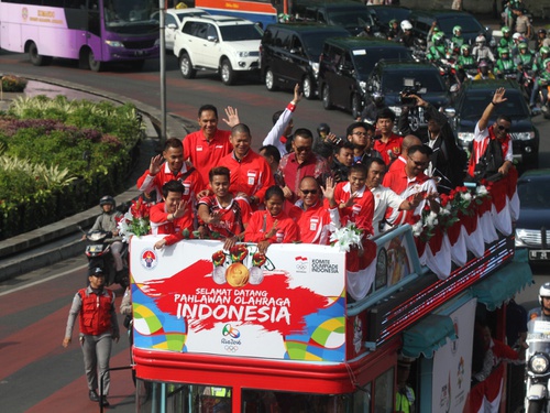 Warga Antusias Menyambut Arak arakan Owi Butet