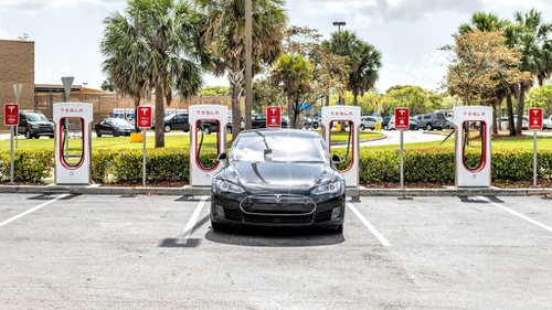Sulitnya Menemukan Tesla di Lautan Mobil Listrik Indonesia