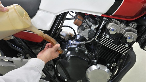 Daftar Oli Samping 2 Tak yang Bagus untuk Motor dan Harganya