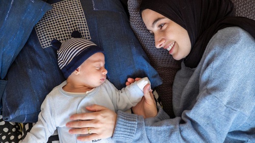 150 Nama Bayi Perempuan Islami A-Z Lahir Bulan April & Maknanya